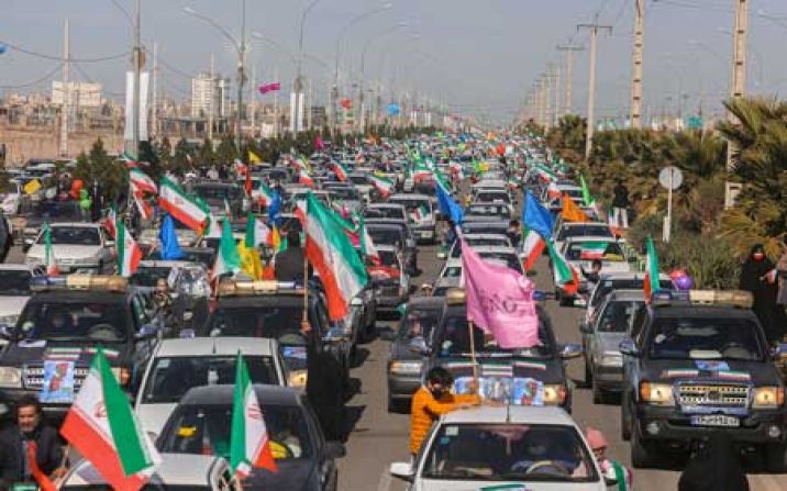 مردم قم باحضور با شکوه خود در راهپیمایی موتوری و خودرویی 22 بهمن حماسه آفریدند